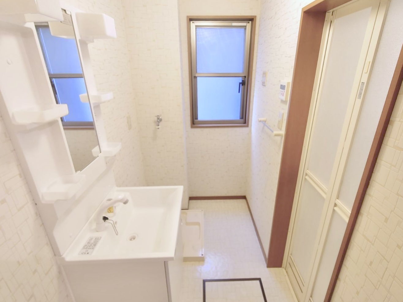 洗面設備　洗面部分・洗面台＆室内洗濯機置き場あり♪窓があり換気も◎