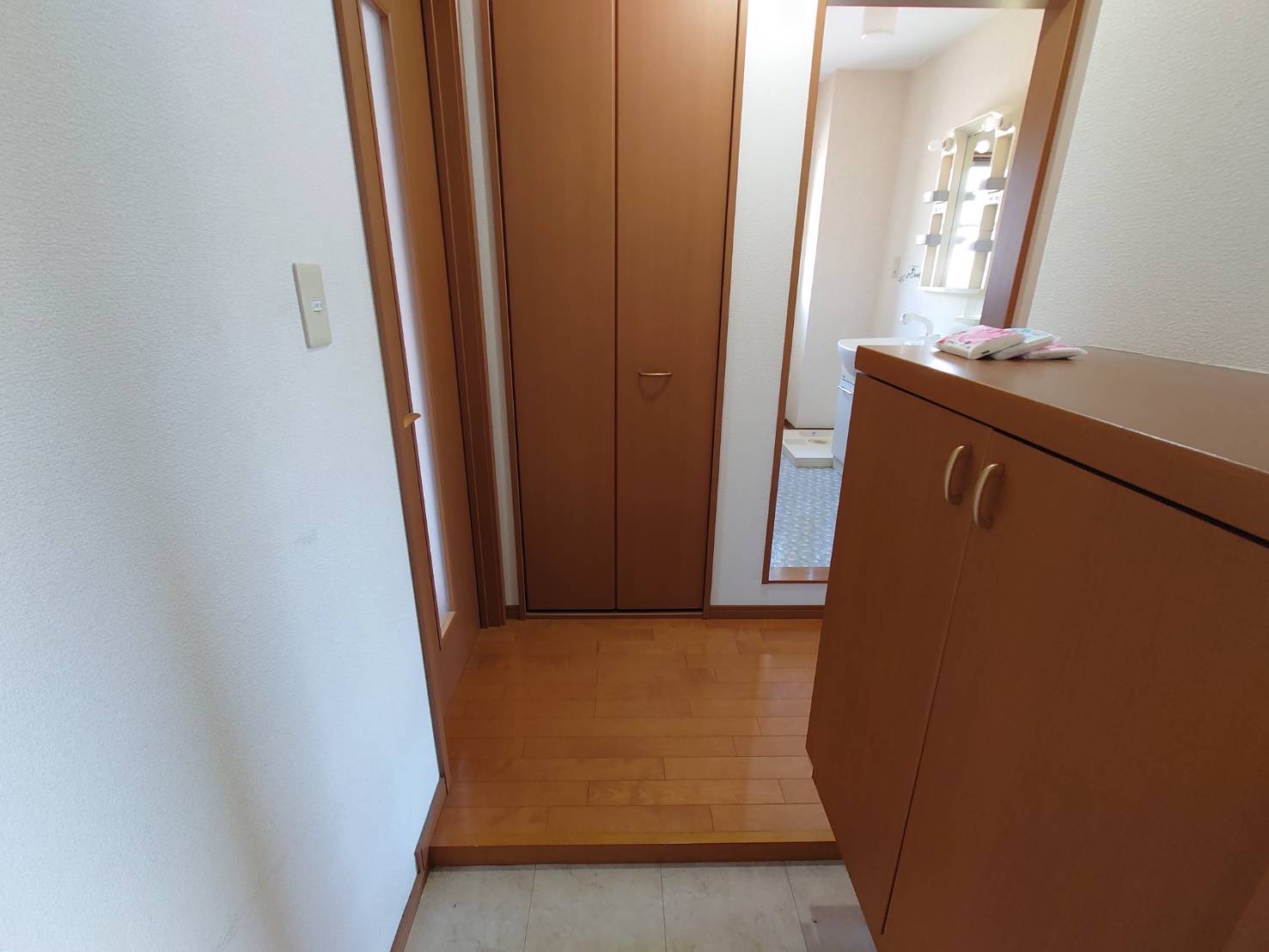 玄関　玄関部分・シューズボックスあり♪明るい玄関です。