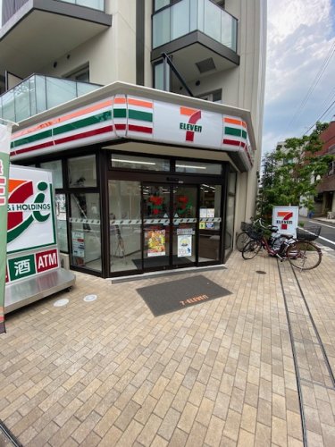 コンビニ　セブンイレブン（コンビニ）まで679m