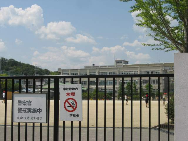 小学校　高槻市立阿武野小学校（小学校）まで273m