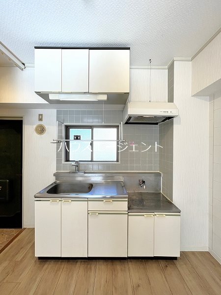 キッチン　2口ガスコンロ設置可能の窓付きキッチン