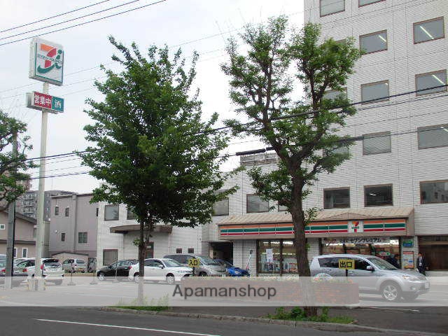 コンビニ　セブンイレブン（コンビニ）まで129m