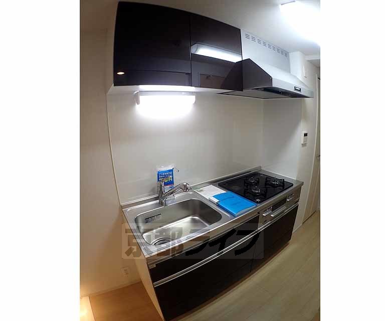 キッチン　三口ガスコンロ付いてます。