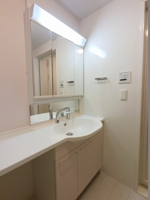 洗面設備　三面鏡（整理棚付き）洗髪洗面化粧台