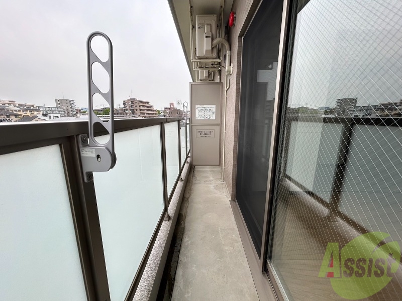 バルコニー　バルコニーは洗濯物を干すのに十分な広さがありますね。