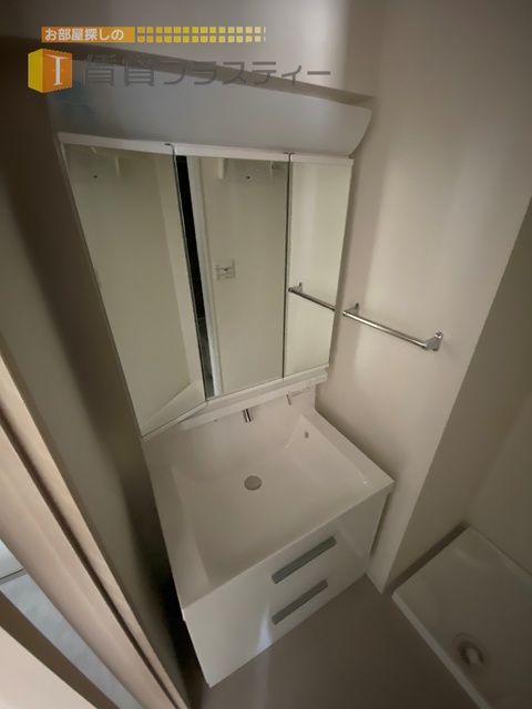 洗面設備　鏡の裏に収納ございます。