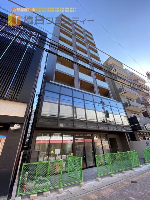 建物外観　駅まで信号なし、ホームが見える位置に新築登場。