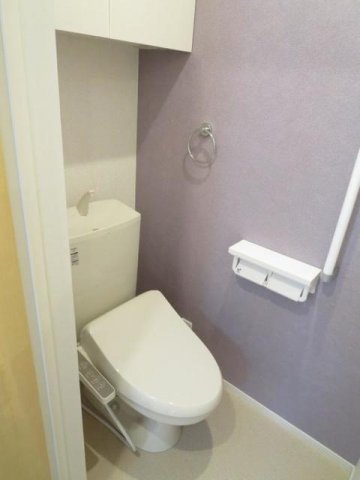 トイレ　落ち着いた色調のトイレです