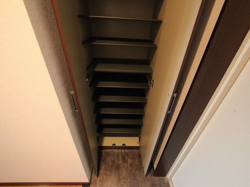 玄関　玄関　シューズボックス付（収納充実してます）