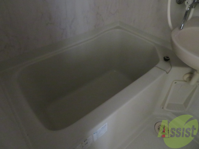 バス・シャワールーム　バスルームは狭すぎず、シャワーも浴びやすそうです。