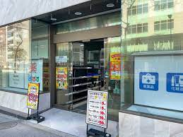 ドラックストア　どらっぐぱぱす小伝馬町店（ドラッグストア）まで373m