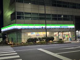 コンビニ　ファミリーマート千住警察署前店（コンビニ）まで281m