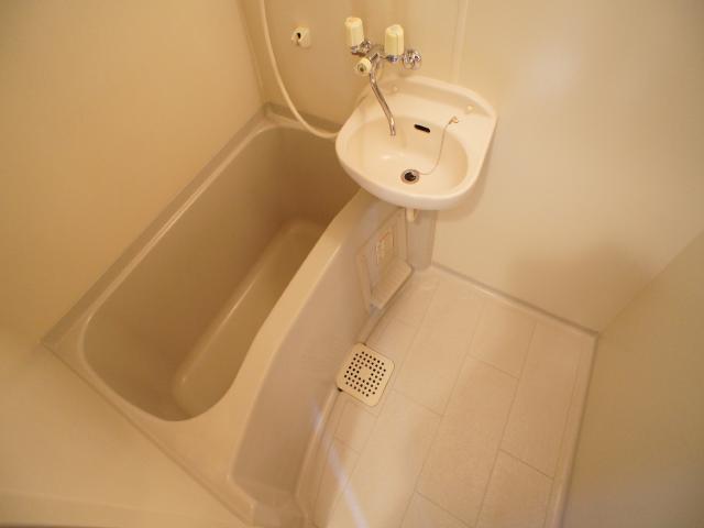 バス・シャワールーム　機能的で清潔感のある洗面所と一体型のバスルームです