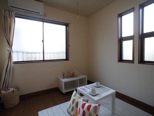 居室・リビング　南向きの明るい２面採光！※家具付ではございません。