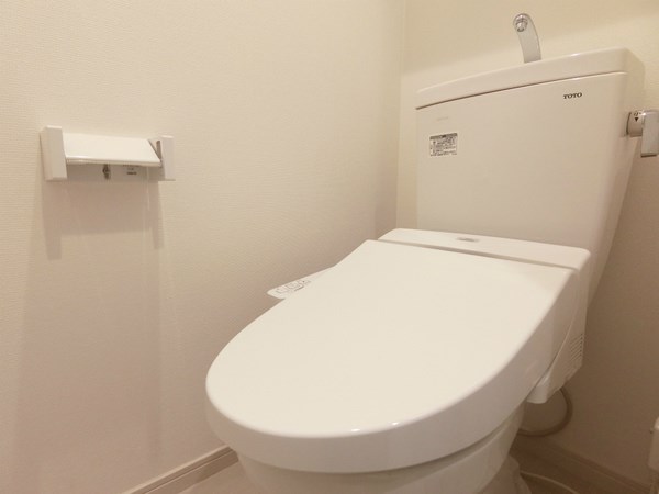 トイレ　嬉しいウォシュレット付のトイレです。