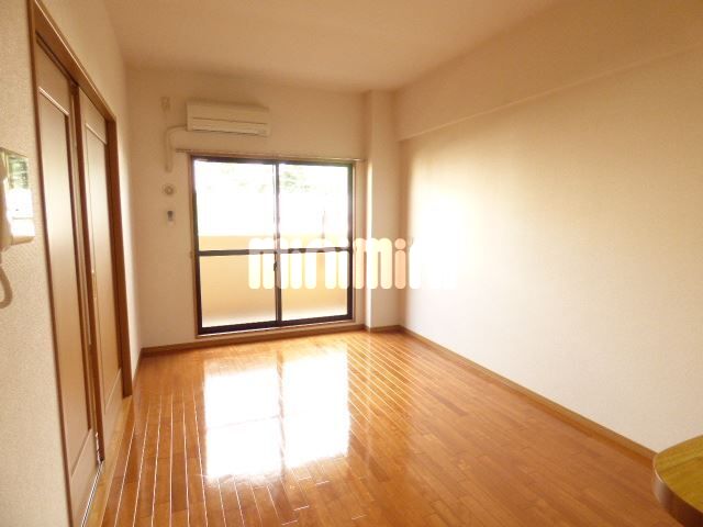 居室・リビング　広々したリビング、エアコン１基付きです