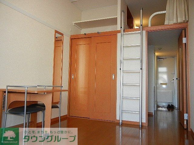 居室・リビング　1Fフローリング、2F絨毯になります。