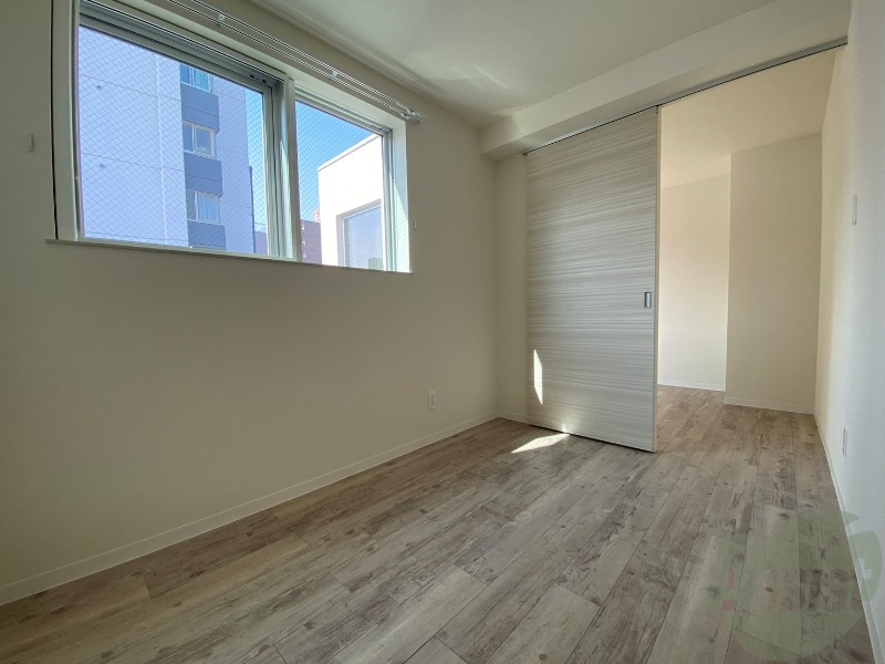 その他部屋・スペース　寝室はこちらです。光が差し込む、温かみのあるお部屋です。