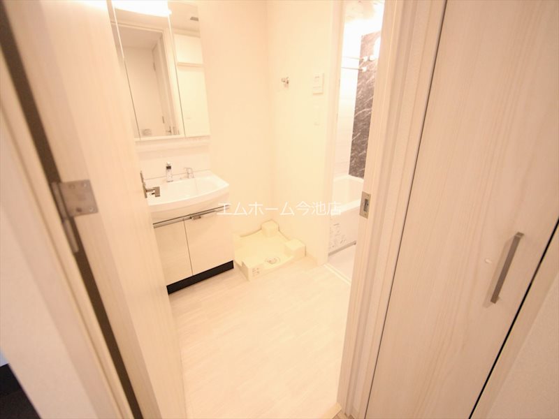 洗面設備　脱衣所　独立洗面台（シャンプードレッサー付）