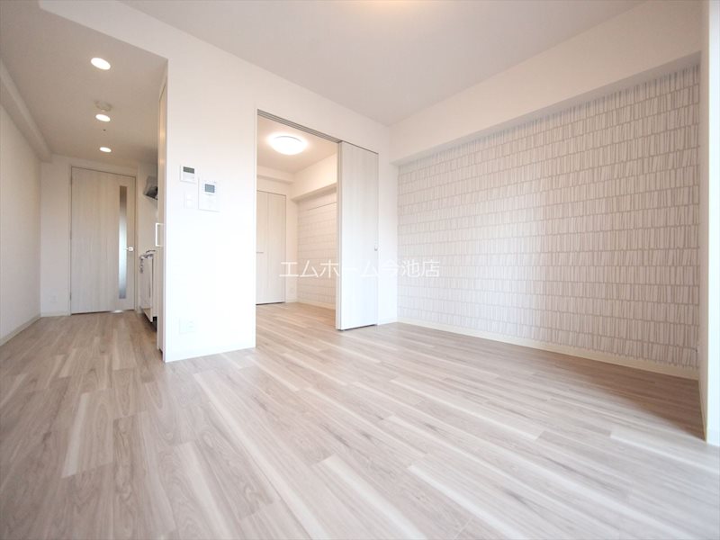 居室・リビング　LDK13.3帖　エアコン付　バルコニーに面しています