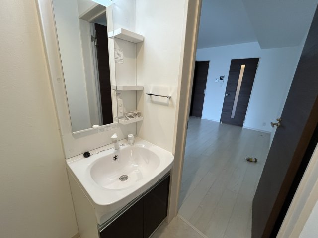 洗面設備　イメージとして同マンション他部屋を表示しています