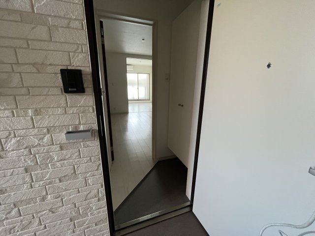 玄関　イメージとして同マンション他部屋を表示しています