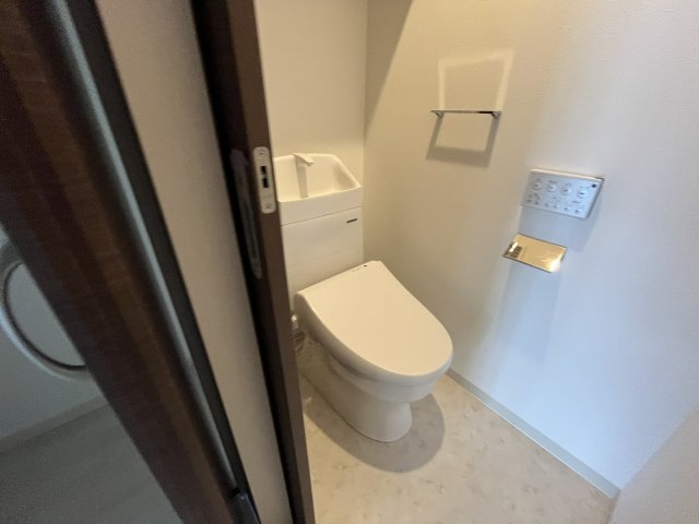 トイレ　イメージとして同マンション他部屋を表示しています