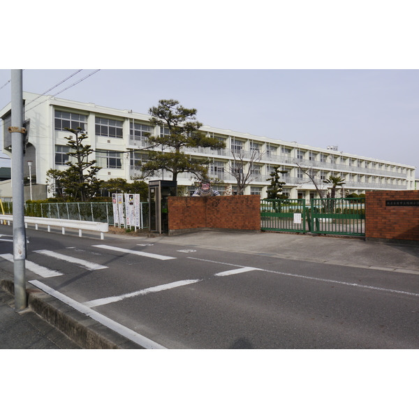 小学校　北名古屋市立鴨田小学校（小学校）まで845m