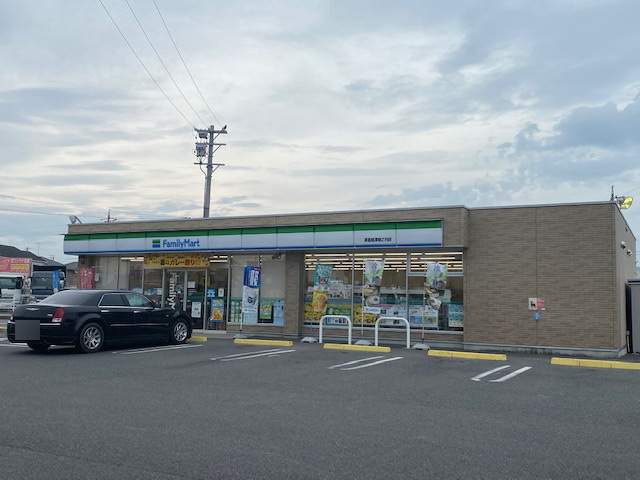 コンビニ　ファミリーマート（コンビニ）まで1281m