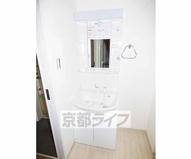 洗面設備　きれいな独立洗面台です。