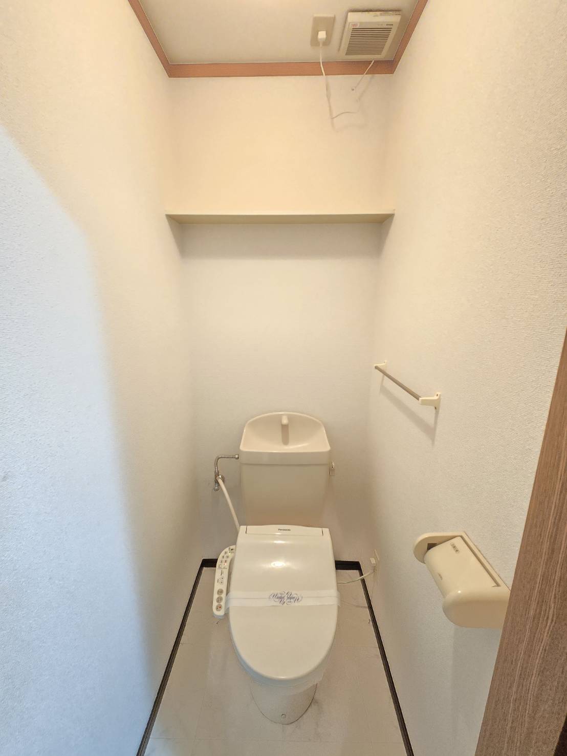 トイレ　トイレの上に棚があって便利♪