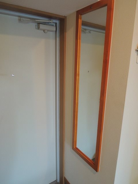 玄関　(同マンション別部屋)
