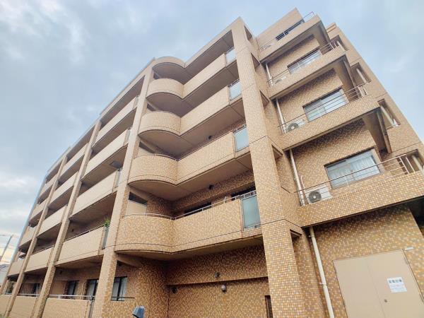 建物外観　鉄筋コンクリート造のがっちりとした建物。