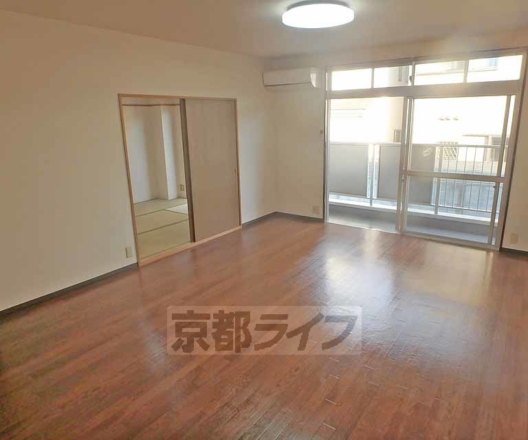 居室・リビング　南向きのフローリングです