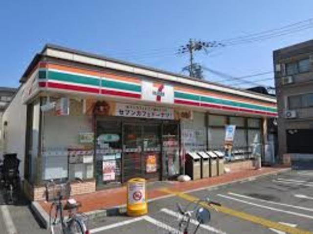 コンビニ　セブンイレブン摂津香露園店（コンビニ）まで668m