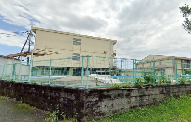 小学校　湖西市立知波田小学校（小学校）まで982m