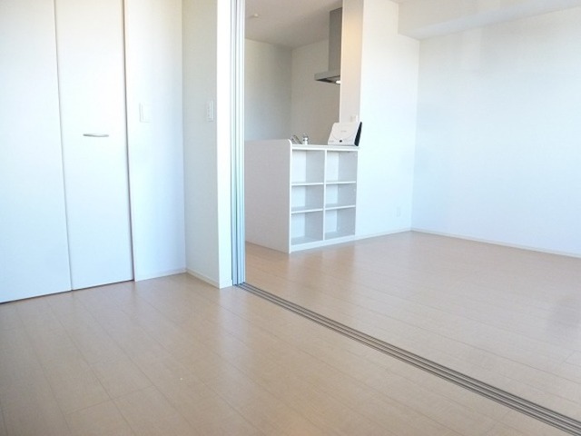 その他部屋・スペース　リビング隣の洋室からです。