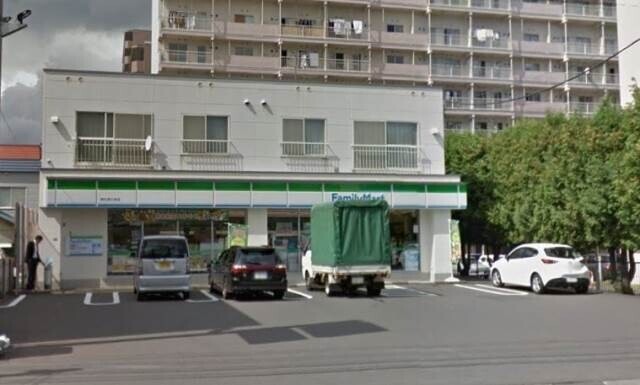 コンビニ　ファミリーマート東札幌6条店（コンビニ）まで208m
