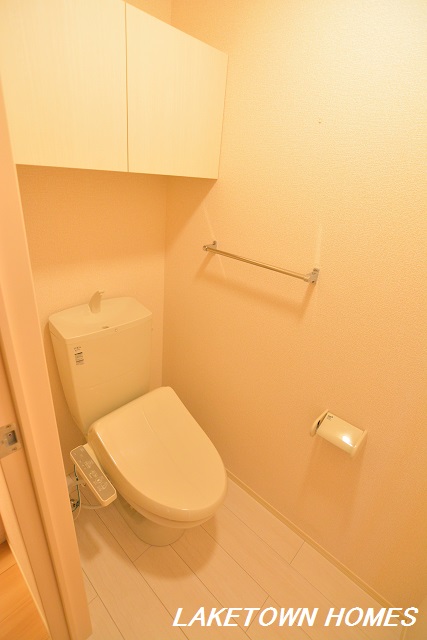 トイレ　上部に収納のある温水洗浄便座付のトイレです。