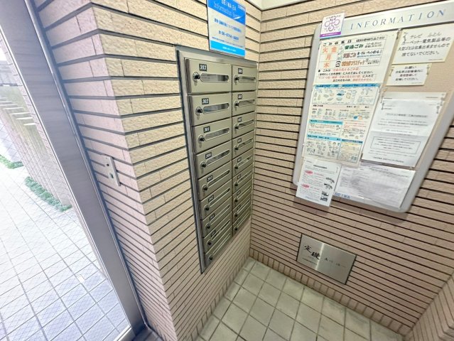 ロビー　ロビーにある各部屋毎のメールボックス。