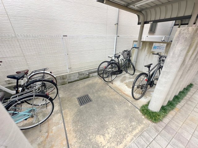 駐車場　敷地内には入居者専用の駐輪スペースもあります。