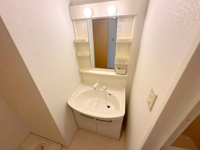 洗面設備　身支度が出来る独立洗面台です。