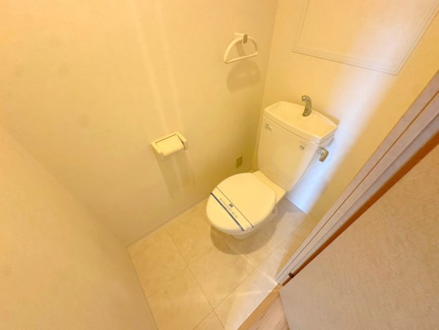 トイレ　清潔感のあるトイレは、誰もがリラックスできる空間です。