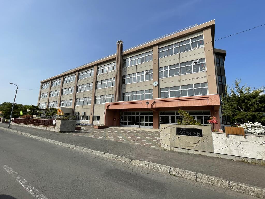 小学校　札幌市立八軒北小学校（小学校）まで390m