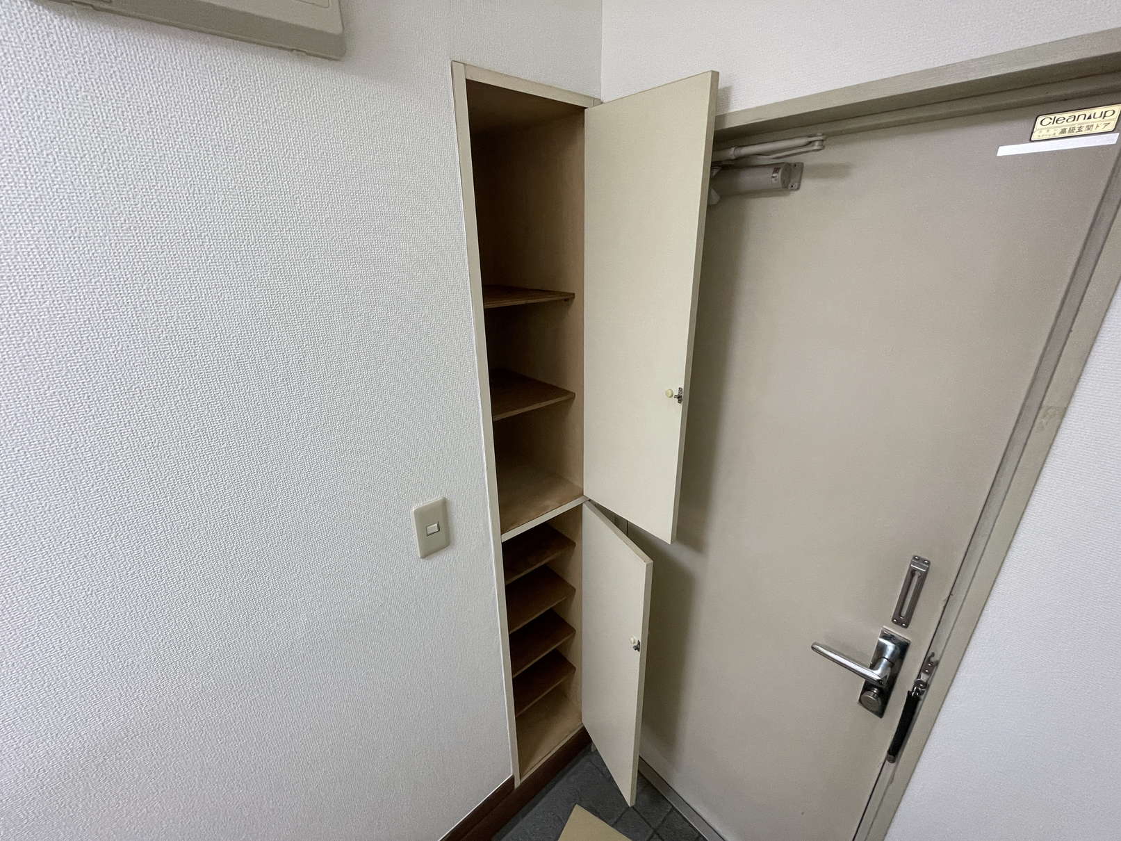 玄関　※同物件別号室の参考写真です。
