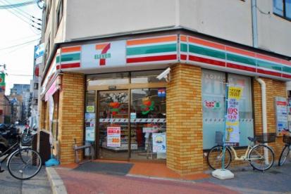 コンビニ　セブンイレブン大阪大国町駅北店（コンビニ）まで242m