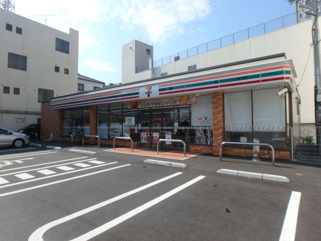コンビニ　セブンイレブン（コンビニ）まで520m