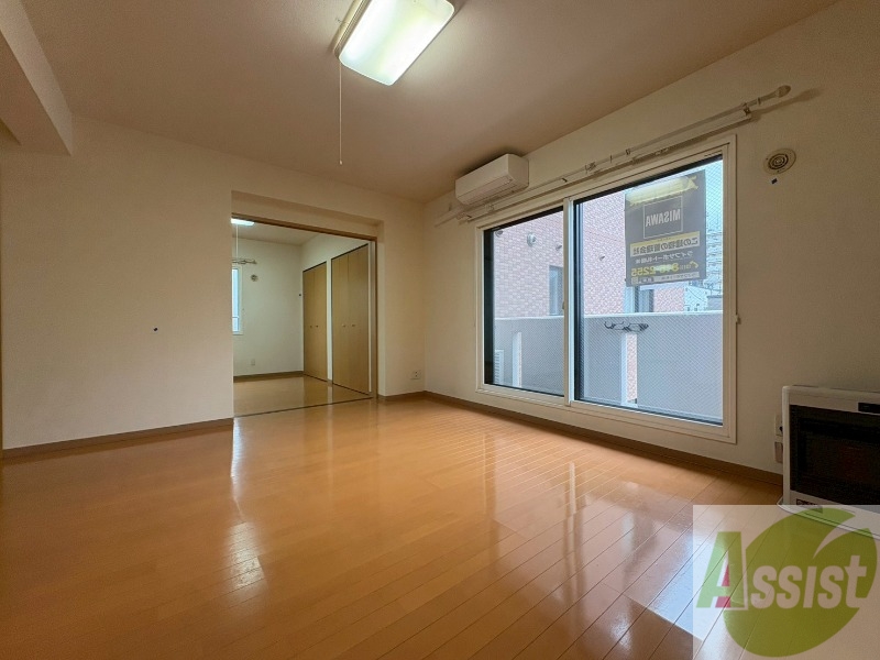 居室・リビング　木目のフローリングは落ち着きのある印象のお部屋になりますね。