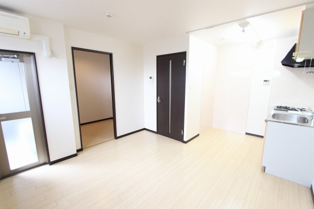 居室・リビング　※別部屋のお写真で、現況優先と致します。