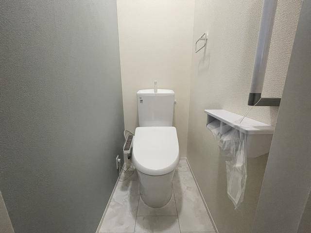 トイレ　シャワー付きトイレです。